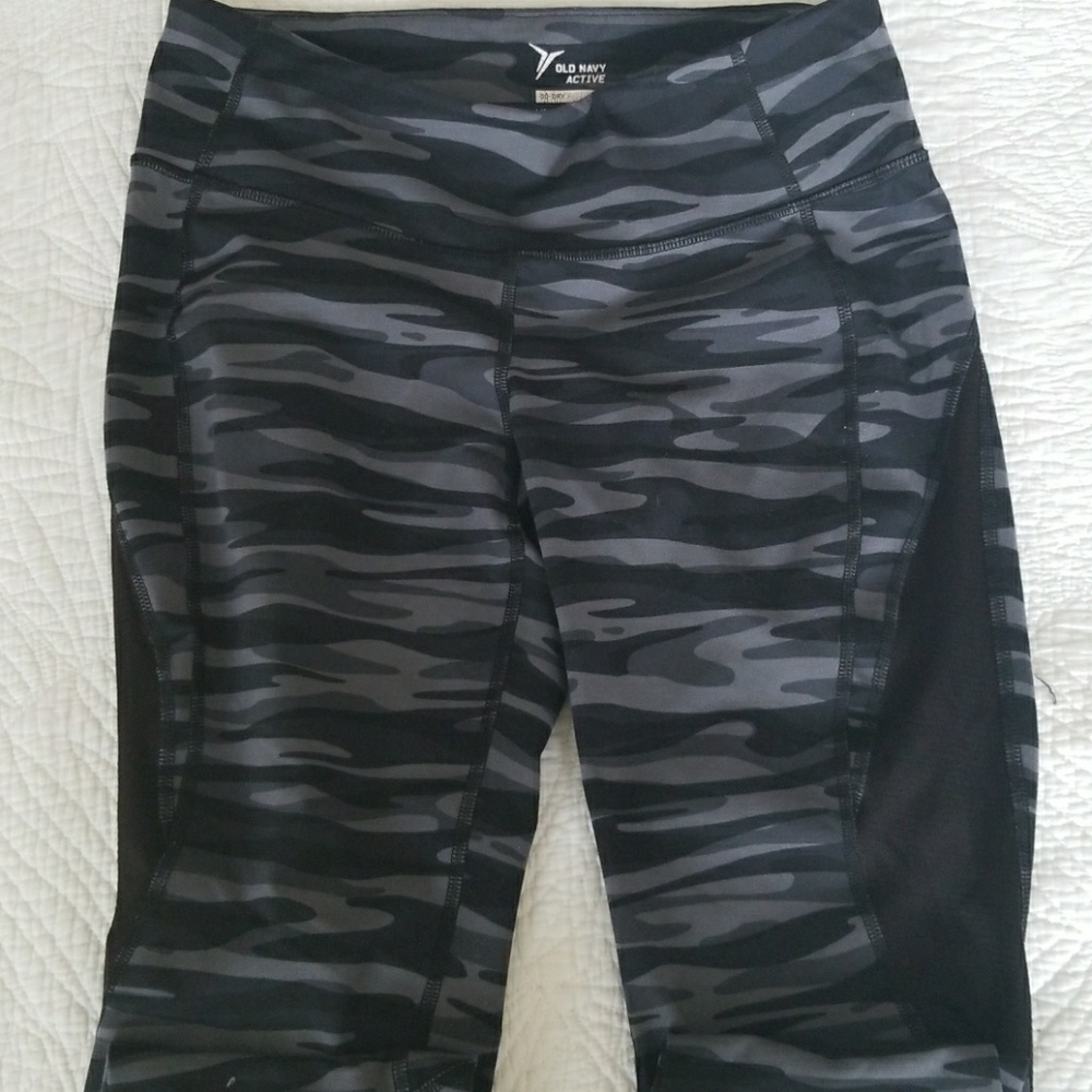 Old Navy Active Camo Capris